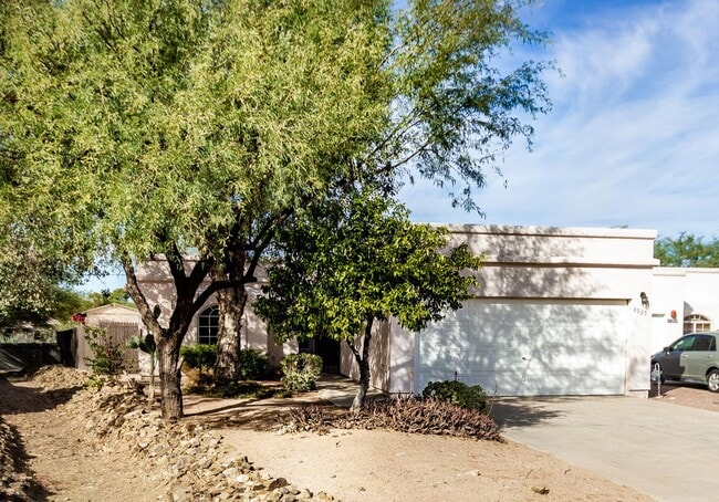 Building Photo - Beautiful and Spacious 3BR 2BA Home w/ Courtyard • Fenced Yard • Cul-de-sac in Tucson