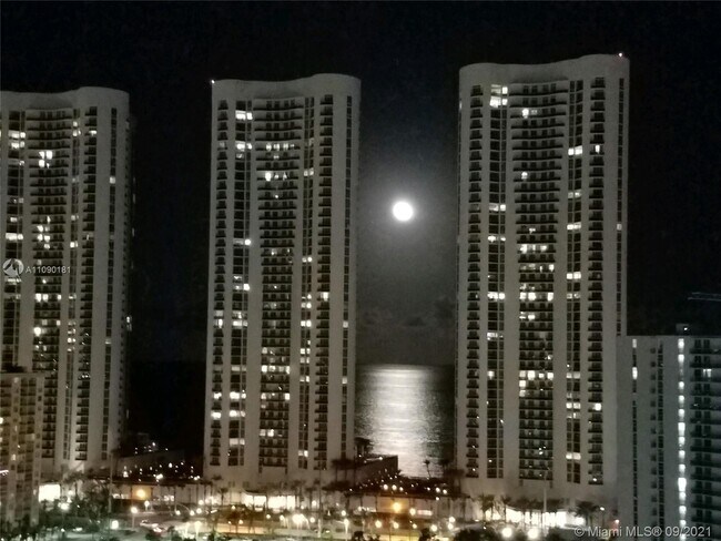 Foto del edificio - 300 Bayview Dr