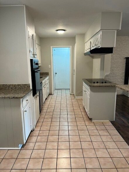 Building Photo - 2501 White Oak Ln