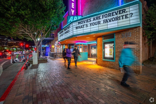 A world of dining and entertainment awaits just minutes from South Scottsdale.