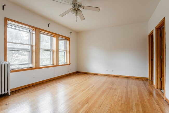 Building Photo - Lincoln Square / Ravenswood - Large Studio w/ Separate Kitchen - Heat Included