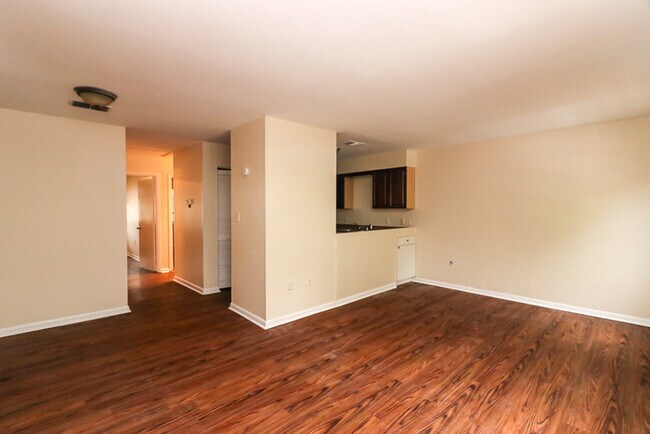 Building Photo - Adorable 2/1 in Sugatfoot Oaks