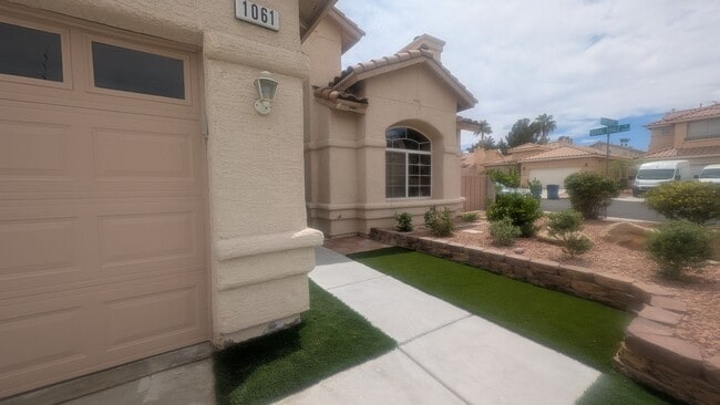 Building Photo - 3 bedroom 1 story house with large backyar...