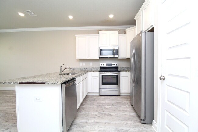 Foto del edificio - Spacious 3-Bed, 2.5-Bath Townhome Steps from Blue Wahoos Stadium & Palafox Street with Upgraded K...