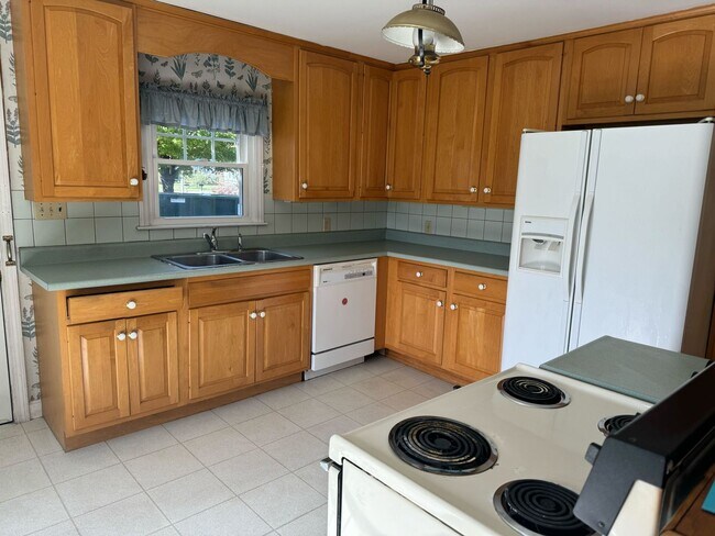 Building Photo - 5 Bedroom 2 Bathroom Home in Idyllic Neighborhood