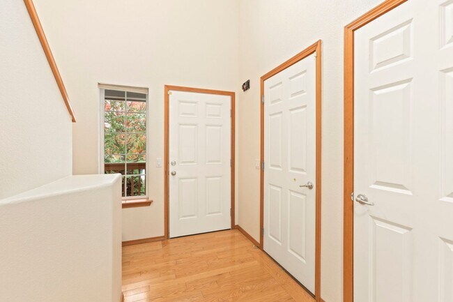 Foto del edificio - Newer Lynnwood Two Story, Three Bedroom