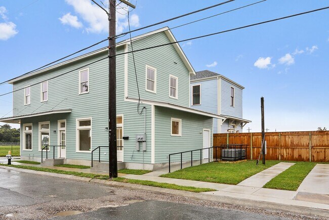 Foto del edificio - 4999 Burgundy St
