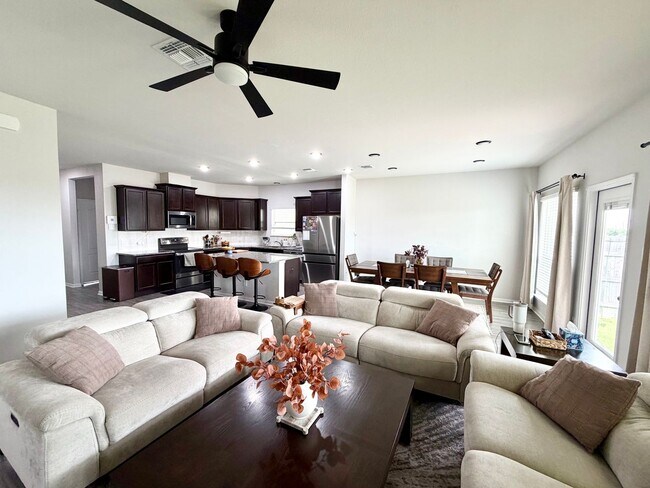 Building Photo - Spacious 4 bed/3 Bath home in Midway ISD