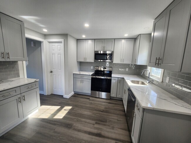 Foto del edificio - 11 Regina Rd