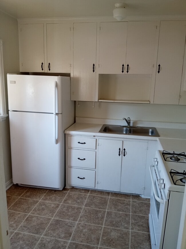 Kitchen - 3050 Snyder Ave