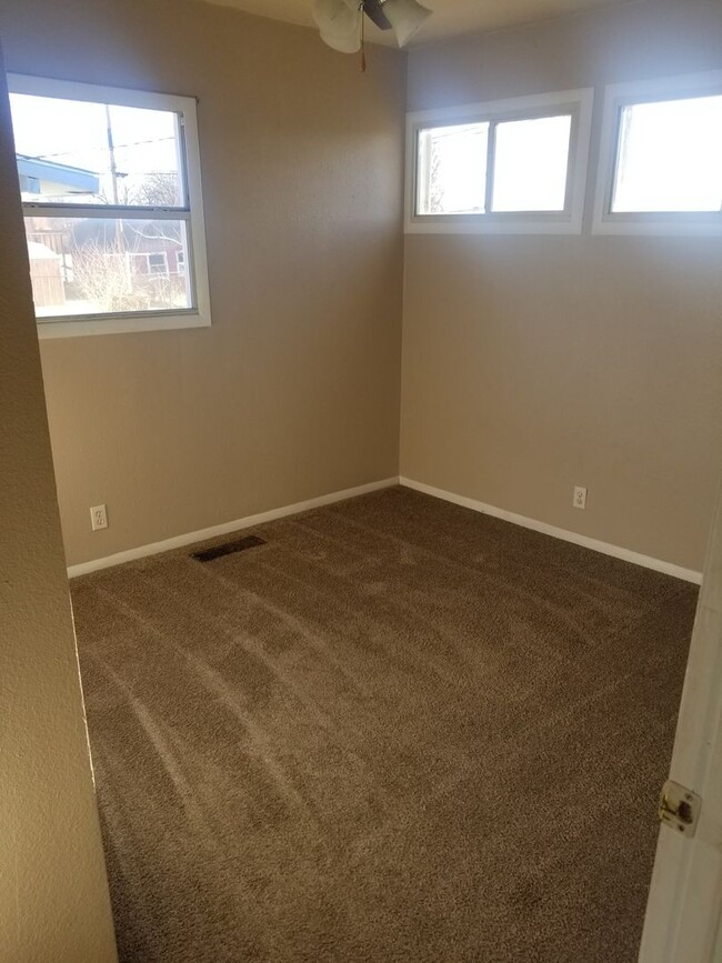 Building Photo - 422 Lahoma