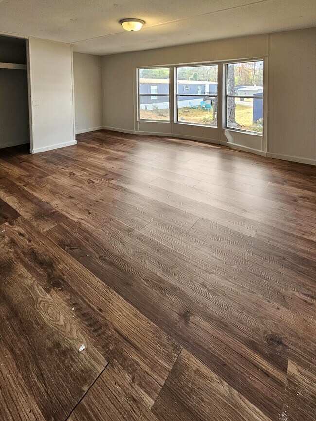 Foto del edificio - 412 McElhaney Rd