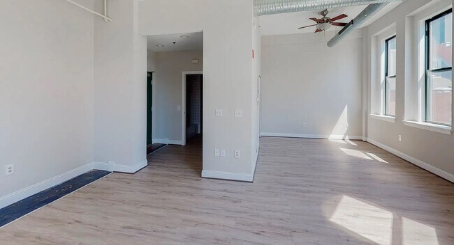 Foto del edificio - 330 N Charles St