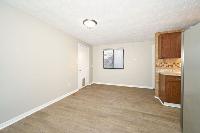 Building Photo - Newly Renovated Tri-Level In Arlington Acr...