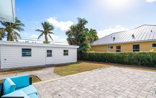 Foto del edificio - 908 Prosperity Farms Rd