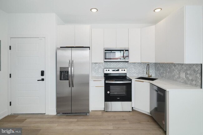 Building Photo - 2000 N Front St