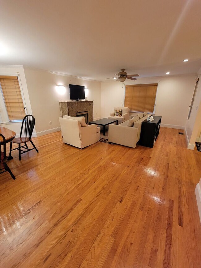 Building Photo - Spacious and Rare 3 Bd 2 Bath Near Fort Hill With Off Street Parking