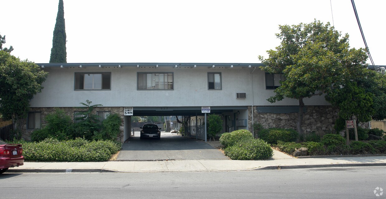 Primary Photo - 927 Fitzuren Rd