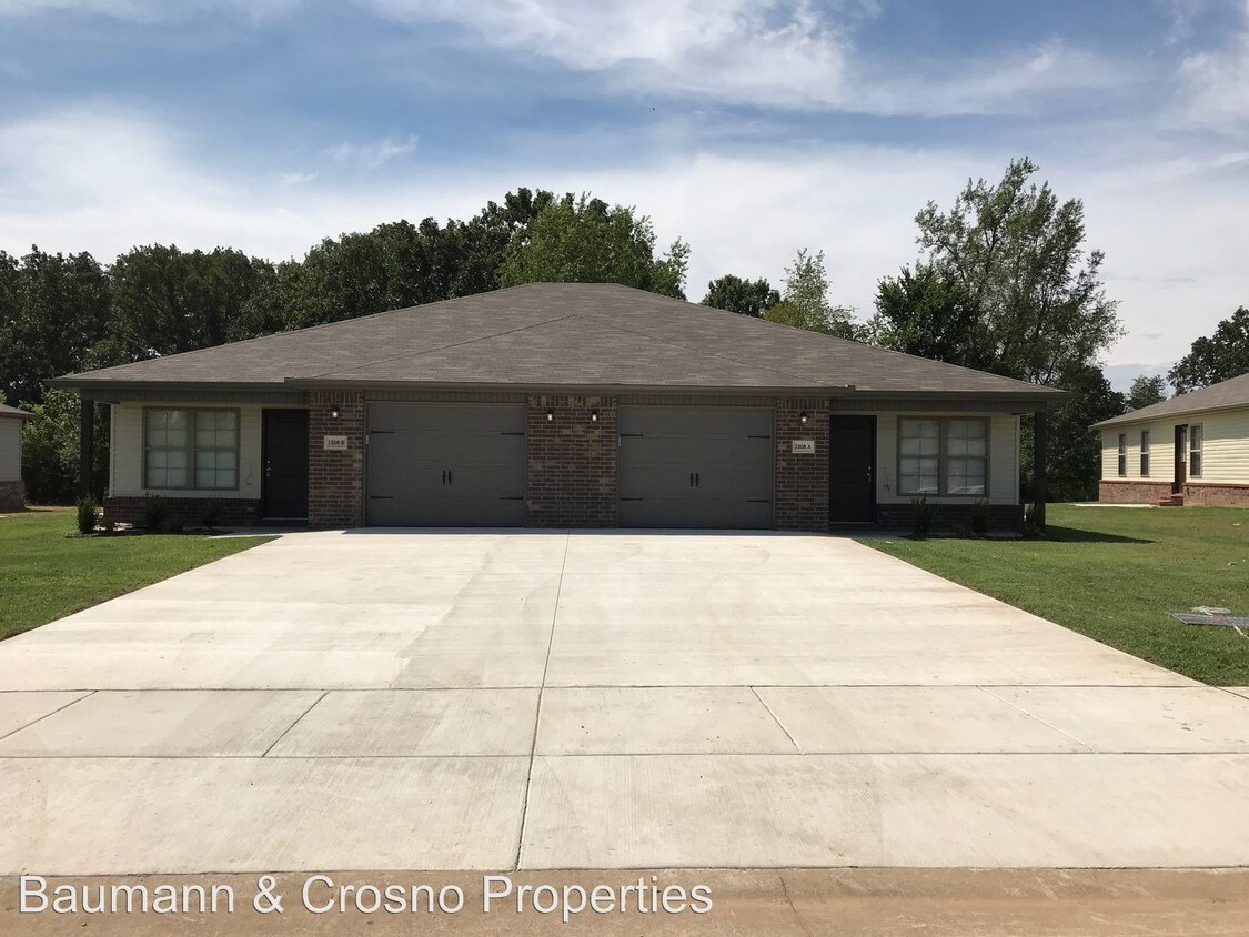 2000 W University St, Siloam Springs, AR 72761 Room for Rent in