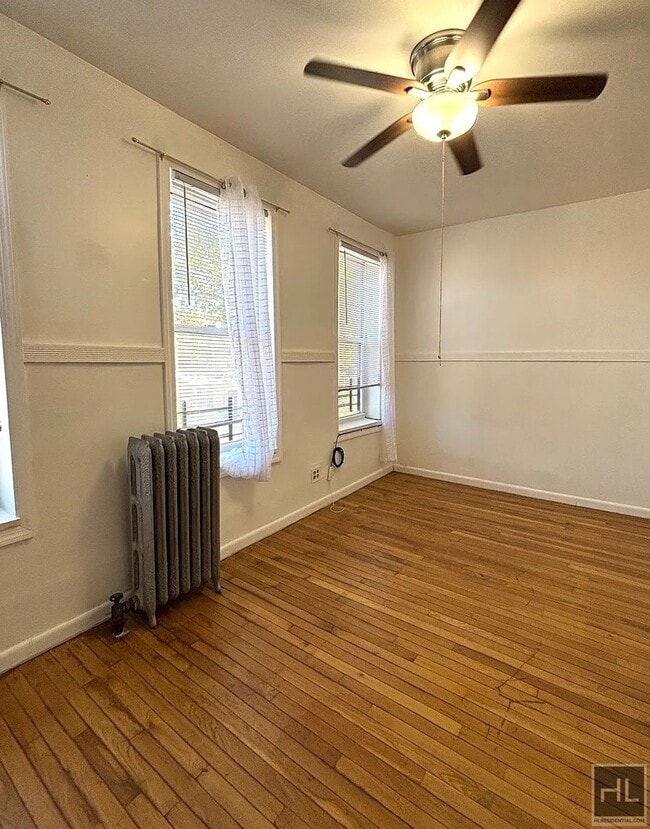 Building Photo - 3BR 1BA Top Floor Brick Townhouse w/ Commu...