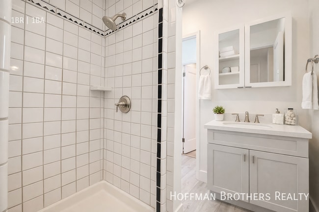 Building Photo - 1303 N June St