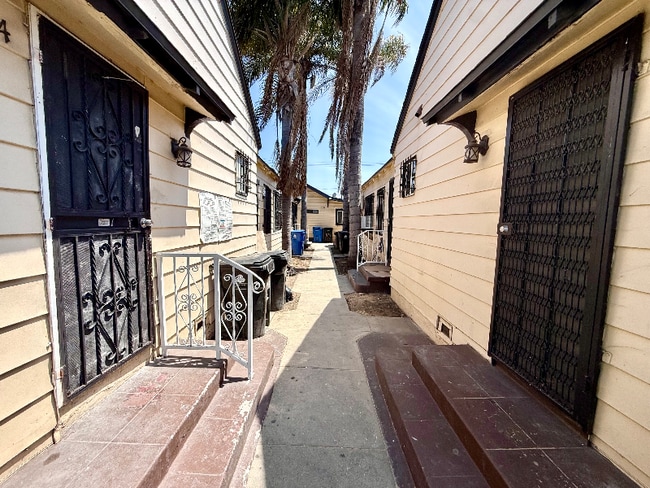 Photo - 534 W 77th St Apartment
