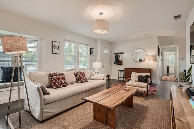 Building Photo - 1207 S Meadows Dr