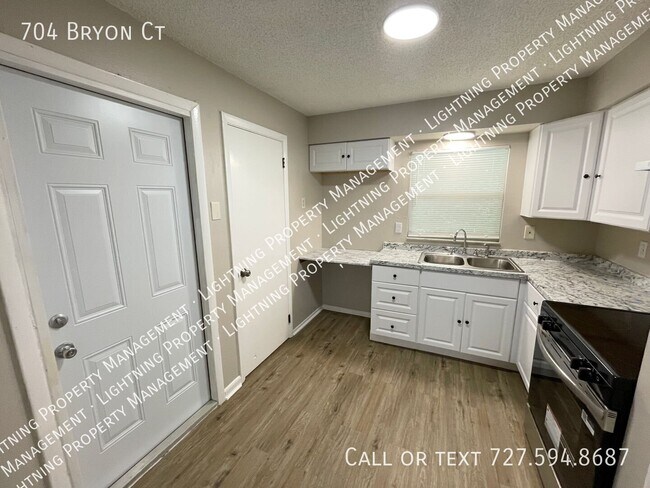 Building Photo - 704 Bryon Ct