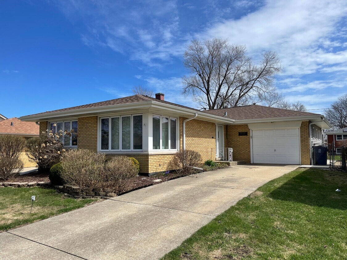 Foto principal - 10335 Laporte Ave