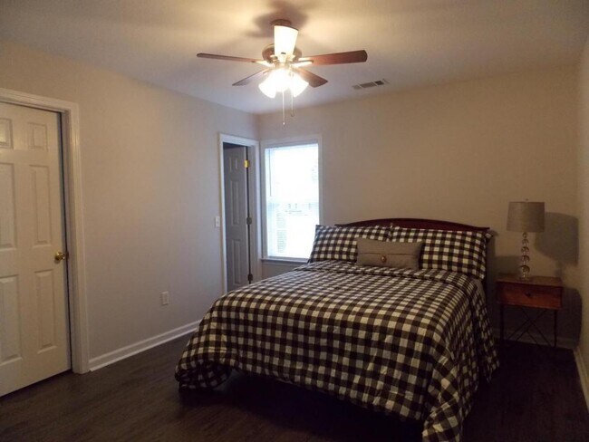 Foto del edificio - Fall 2020-2016 Talons Lake Drive