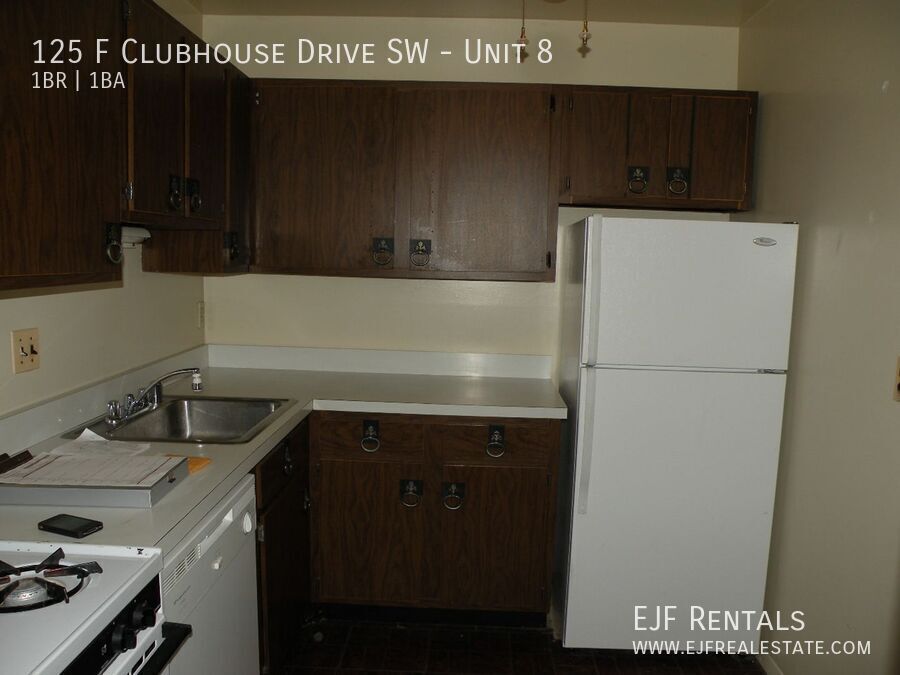 Foto del edificio - 125 Clubhouse Dr SW