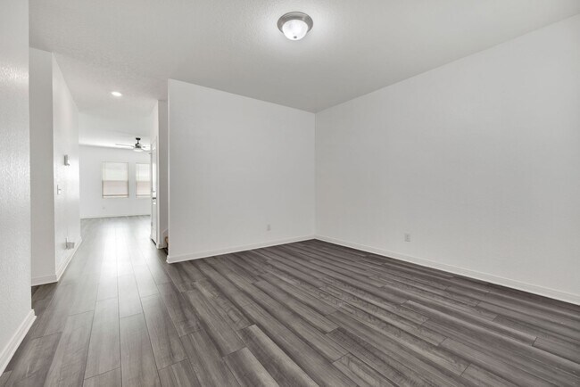 Foto del edificio - Beautiful 5 Bedroom Rental Home located ne...