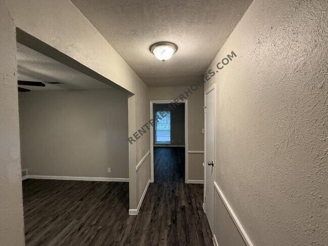 Building Photo - 2408 Linda Dr
