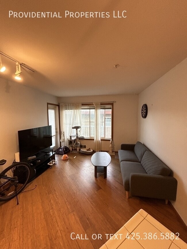 Building Photo - 2111 Waverly Pl N