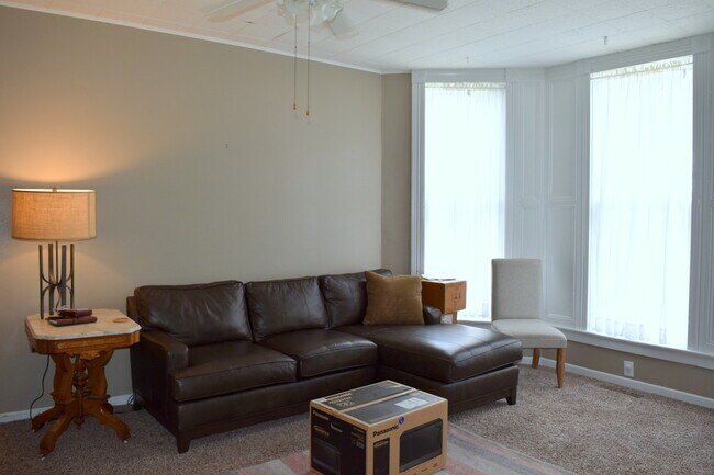 Spacious Living Room w Bay Window - 427 N Summit Ave