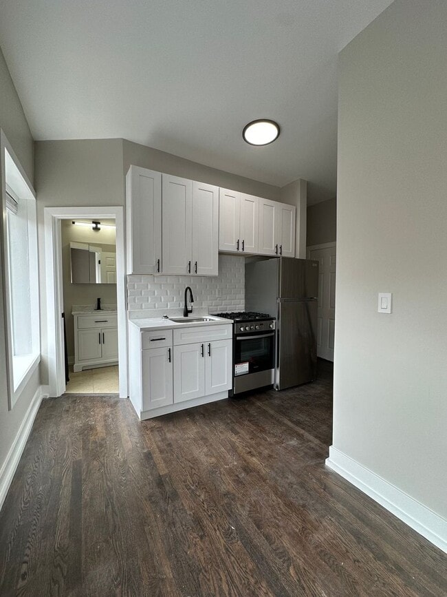 Building Photo - Perfect Studio in the heart of Logan Square