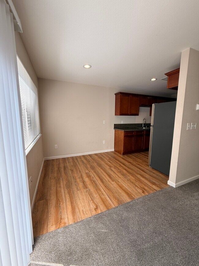 Foto del edificio - 1352 Drake Dr