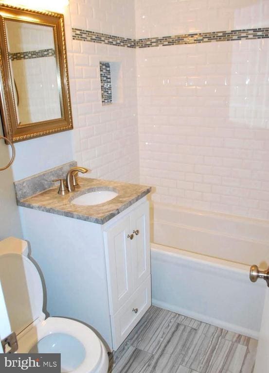 Building Photo - 3874 Lyndhurst Dr