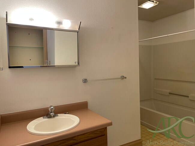 Foto del edificio - 411 W 11th St