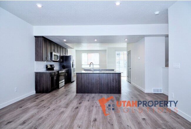Building Photo - 1013 W 400 S
