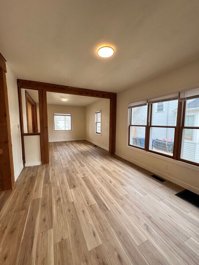 Building Photo - 835 Waugoo Ave