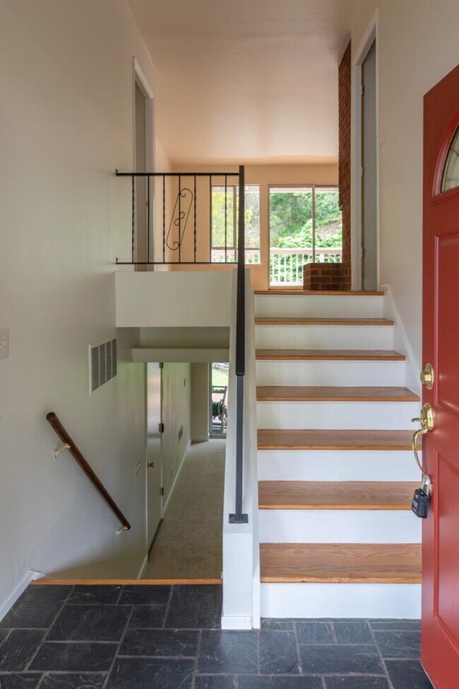 Building Photo - 1031 Yosemite Dr
