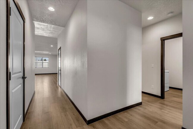 Building Photo - 2877 N Corvus St