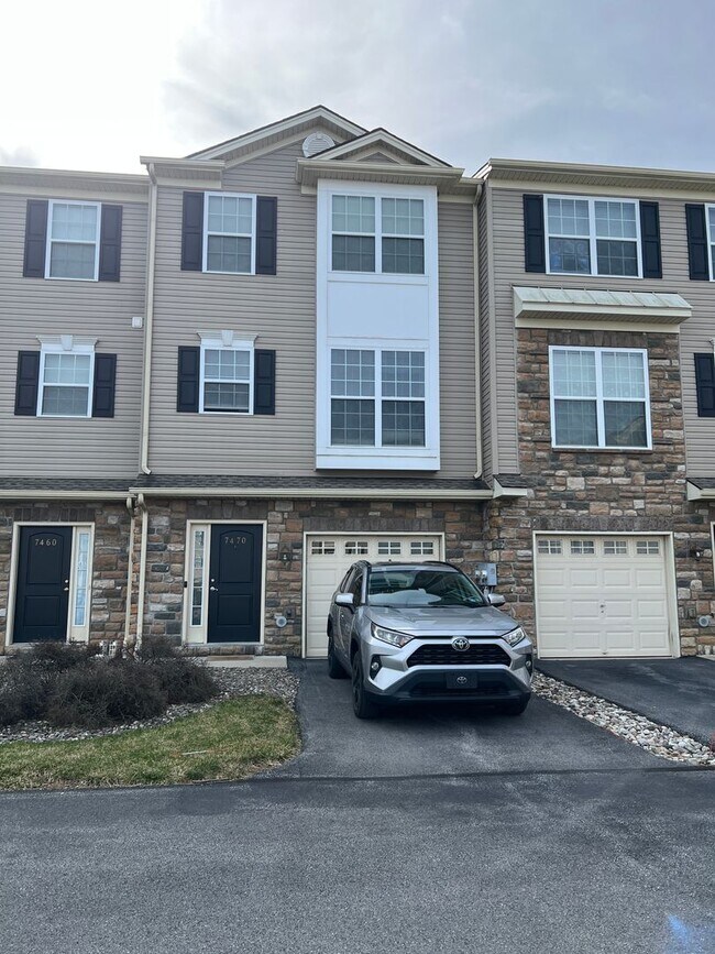 Building Photo - Great 3 / 4 bedroom home in Lower Macungie...