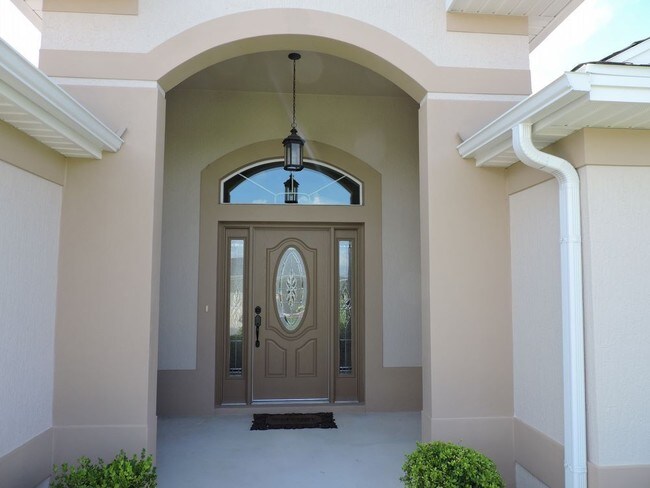 Building Photo - Designer 3/2 in The Village of Labelle