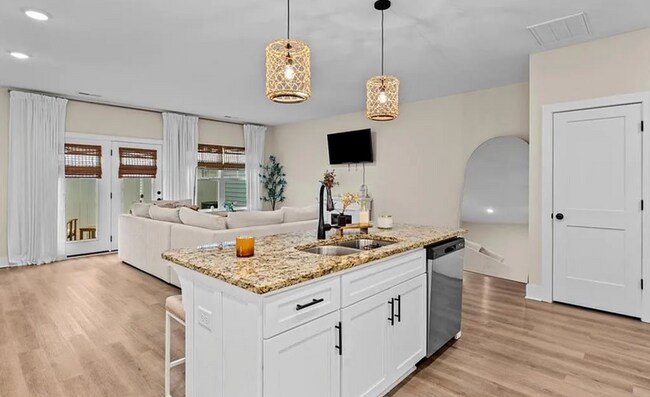 Building Photo - Like new modern maintenance free 3 bedroom 2.5 bath townhouse in Greensboro. Lawn care included.