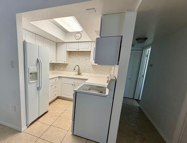 Kitchen - 21320 Brinson Ave