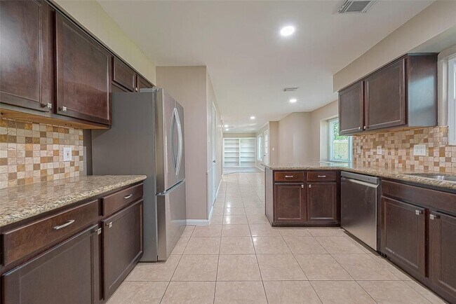 Foto del edificio - 6534 Bayonne Dr