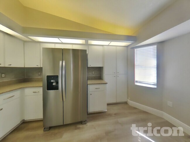 Foto del edificio - 27375 Deep Creek Blvd