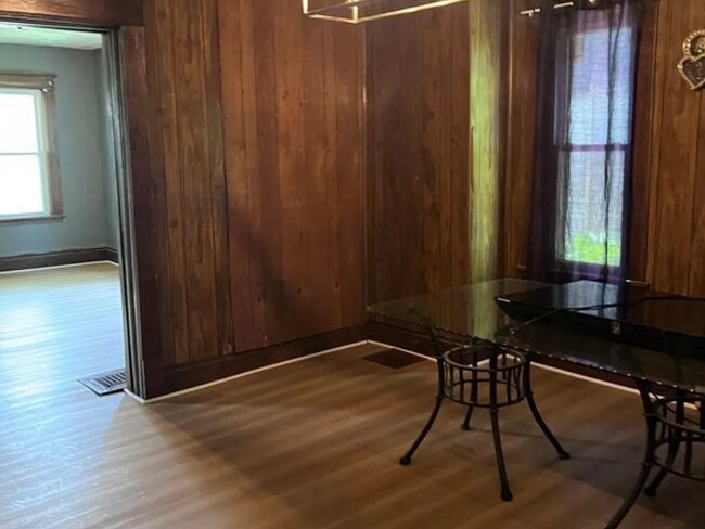 Foto del edificio - Family-Friendly Colonial with Basement, Attic & Garage – $1,550/Month